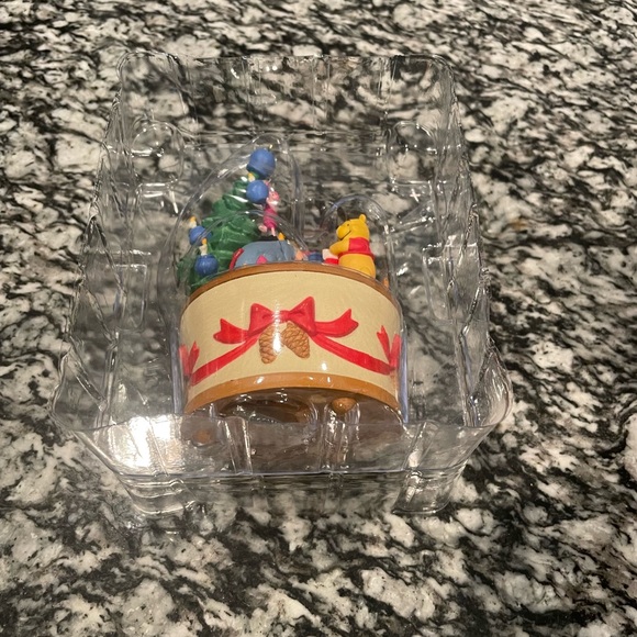 2005 Getting Ready for Christmas,QXD4212, Winnie the Pooh,musical ornament - Picture 3 of 8
